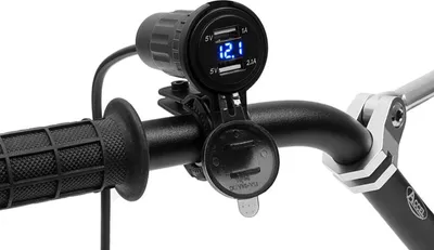 Productafbeelding van Motorfiets-Dubbele Stopcontactdoos Met Verlichting En Voltmeter, Voor Montage In De Kuip Of Op Het Stuur