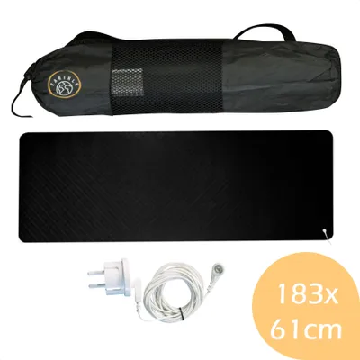 An image displaying a yoga mat, its carrying bag, and accessories, with dimensions indicated.
