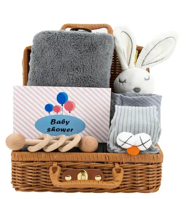 Produktbild von Baby Geschenkset 7-teilig mit Badetuch, Lätzchen, Rassel, Socken, Korb Grau