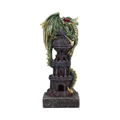 Drache der sich um steinernen Turm windet. Drache ist mit goldenen Akzenten verziert. hat rote Augen