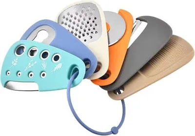 Produktbild von Küchenhilfsmittel-Set - 6-teilig - Raumsparende Kochhilfen und Küchenaccessoires - Knoblauch-/Ingwermühle, Käserasp, Gemüse-/Fruchtschauer, Pizzascherer, Kräuterschauer, Flaschenöffner