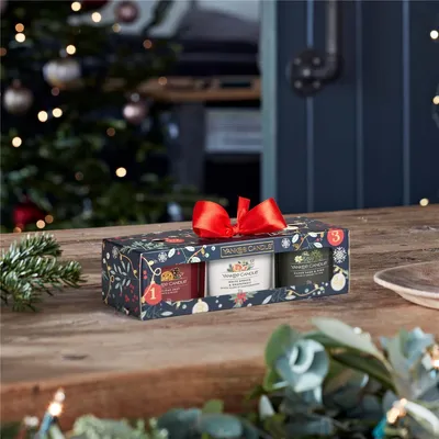 Produktbild von Yankee Candle Votivkerzen Geschenkset, 3x 49g, Düfte: Balsam & Zeder, Weihnachtsplätzchen, Funkeln, Premiumwachs, 100% Baumwolldocht, Recycelbare Verpackung