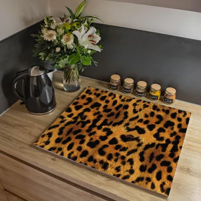 Produktbild von banjado Herdabdeckplatte einteilig 60x52cm groß mit Gummi Abstandshalter, ESG Sicherheitsglas mit Motiv Leopard [HAP1 10060]