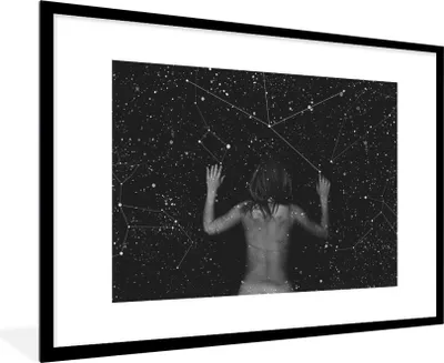 Produktbild von MuchoWow® MuchoWow® Gerahmtes Poster Konstellationen über eine Frau 90x60 cm - Poster mit zchwarzem Bilderrahmen - Wanddekoration - Fotos