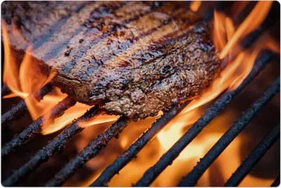 Produktbild von Küchenmatte 140x210 cm Vinylmatte Bodenmatte Dekoration - Steak auf dem Grill