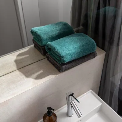 Obrázok produktu pre Sada dvoch luxusných uterákov Unyqoos®, 50x100 cm, 100% bavlna, 570 g/m² – vysoko savé, tmavozelené a tmavozelené
