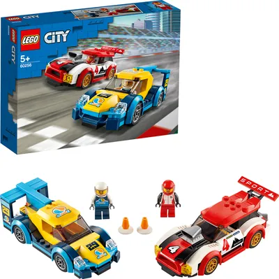 Produktbild von LEGO City Rennwagen-Duell Set 60256, inkl. 2 Rennfahrer-Minifiguren, mit Elektro- & Benzin-Rennwagen, ab 5 Jahre, Rot, Maße: H:4, L:13, B:5 cm, keine Batterien nötig