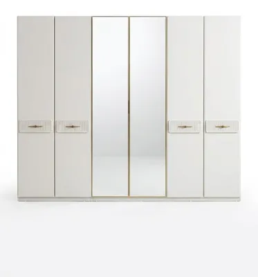 Immagine prodotto di Armadio beige moderno con ante a battente e specchio, Immagine generata dall'IA