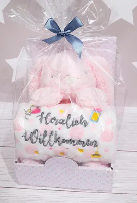 Produktbild von Baby Geschenkset: Kuscheltier Hase 25 cm + Babydecke 75x100 cm – Bestickt „Herzlich Willkommen 2025“ – Rosa – Geschenkbox
