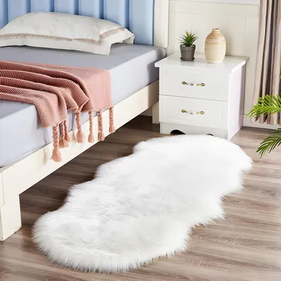 Produktbild von Lammfellimitat Teppich 60 x 180 cm, Kunstfell Schaffell Optik, Flauschiger Bettvorleger, Weiche Fellmatte für Sofa, Schlafzimmer & Wohnzimmer, E-Weiß