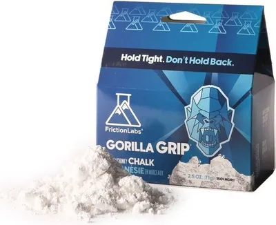 Verpackung von Friction Labs Gorilla Grip Chalk (Chunky) mit einem weißen Chalk-Haufen daneben.