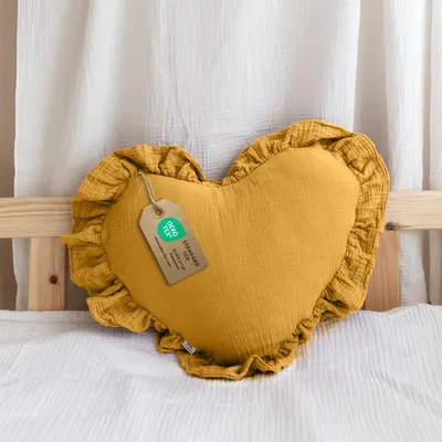 Imagen del producto de Cojín decorativo corazón amarillo con volantes, sin aplicación dorada - muselina