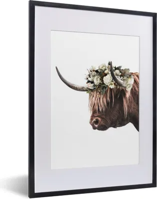 Produktbild von MuchoWow® MuchoWow® Gerahmtes Poster Schottisches Hochlandrind - Blumen - Weiß 30x40 cm - Poster mit zchwarzem Bilderrahmen - Wandposter Schlafzimmer