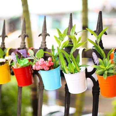 Image de Pots de fleurs en métal pour balcon avec crochets, lot de 10, multicolores, pour balcon ou terrasse, avec système de drainage.