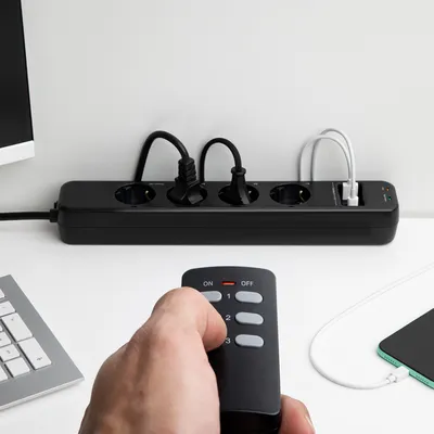 Produktbild von Navaris Funk Steckdosenleiste 4-fach einzeln schaltbar - mit 3x USB Buchsen - Funksteckdosenleiste mit Fernbedienung - Mehrfachsteckdose Schwarz