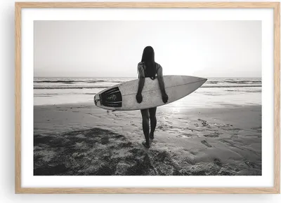 Produktbild von Gerahmtes Poster - Rahmen in heller Eiche - Frau Strand Surfen - 70x50 cm - Wand Bild - Wanddeko - Wandbilder - Kunstposter - Wandposter - Bilderrahmen - Bilder - Kunstdruck - P2NAA70x50-5036