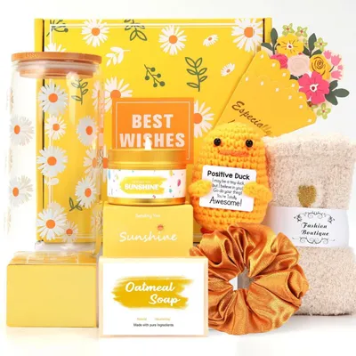 Immagine prodotto di Set regalo per donne, contenente: bicchiere, candela profumata, gomitolo di lana, sapone, elastici per capelli e calzini