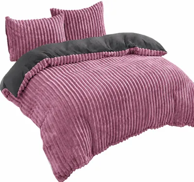 Produktbild von Teddy Plüsch Bettwäsche 240x220 cm Winter Bettbezug Cord Optik Streifen Flauschig warm Malve Pink 3 teilig, KI-generiertes Bild