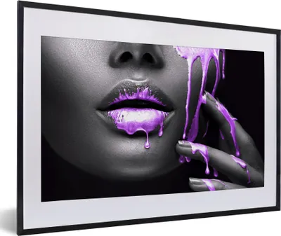 Produktbild von MuchoWow® MuchoWow® Gerahmtes Poster Lippen - Lila - Schwarz 60x40 cm - Poster mit zchwarzem Bilderrahmen - Schlafzimmer - Plakat in Rahmen - Drucken