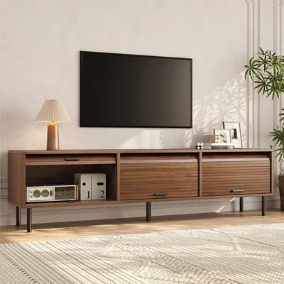 Produktbild von MODFU TV Schrank mit 3 Türen,TV Lowboard mit aufschiebbaren Türen und vertikaler Struktur, Fernsehtisch mit Stauraum und schwarzen Metallfüßen,180x40x55cm,Walnuss