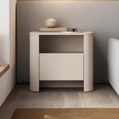 Produktbild von Aura Nachttisch 58 cm in Kaschmir mit Push-to-Open Schublade und abgerundeten Seiten – elegant und modern