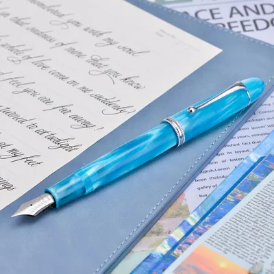 Produktbild von Füllhalter Vakuumfüllsystem hohe Tintenkapazität glatte Feder Nr. 8 hellblau Extra Fine Nib Geschenketui