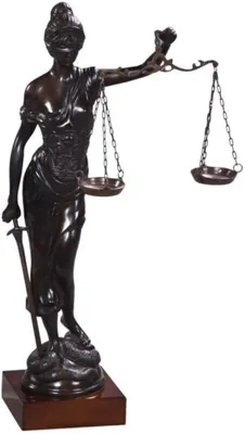 Produktbild von Casa Padrino Luxus Bronzefigur Justitia auf Mahagoni Holzsockel Bronze / Dunkelbraun 45 x 25 x H. 80 cm - Luxus Kollektion
