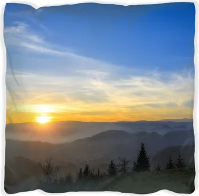 Produktbild von Wallario Premium Kissen, weiche Oberfläche, mit Motiv Sonnenaufgang über dem Schwarzwald, Größe: 60 x 60 cm, mit weißer Rückseite