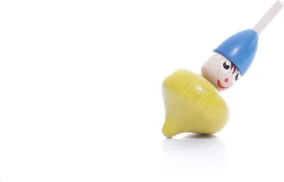Obrázok produktu pre Drevená hračka točiaci sa vrchol s valcom žltý Výška=6cm NOVINKA