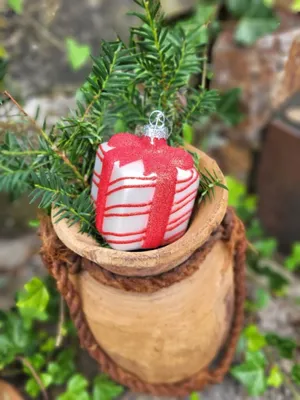 Produktbild von Christbaumkugel Geschenk weiß, rote Streifen, rote Schleife