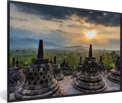 Produktbild von MuchoWow® Gerahmtes Poster Sonnenuntergang über den grünen Bäumen am Borobudur 90x60 cm - Poster mit Schwarzem Bilderrahmen Wandposter Rahmen Foto Bilder - Fotorahmen - Foto-Plakat