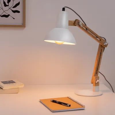 Produktbild von Navaris Design Holz Schreibtischlampe - E27 Fassung - mit Standfuß - Retro Tischlampe mit verstellbarem Gelenkarm - Vintage Nachttischlampe Weiß