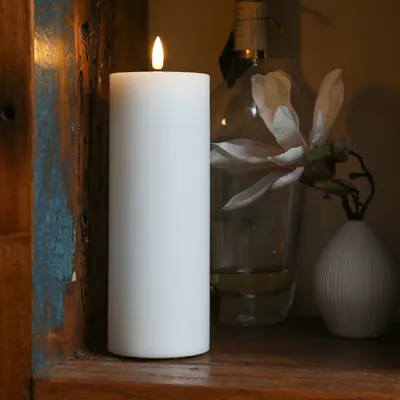 Produktbild von LED Stumpenkerze MIA - Echtwachs - realistische 3D Flamme - H: 20cm - D: 7,5cm - Batterie - weiß