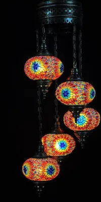 Image de Suspension turque - Lampe mosaïque faite main - Plafonnier marocain - 5 boules en verre colorées - Hauteur : 110 cm