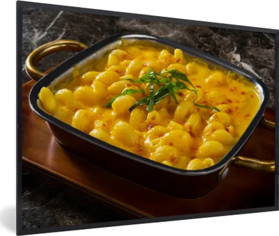 Produktbild von MuchoWow® MuchoWow® Gerahmtes Poster Auflaufform mit Makkaroni und Käse 30x20 cm - Poster mit zchwarzem Bilderrahmen - Kunstdruck - Bild-Poster
