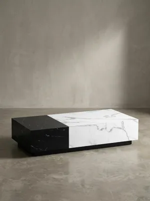 Schräge 3/4-Ansicht des Sofatischs auf weißem Hintergrund, die seine blockartige Silhouette und die Tiefe der integrierten Schubladen hervorhebt._#sku_SAFWL7.144#