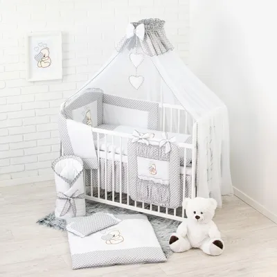 Produktbild von Babybettwäsche Komplettset 18 Teilig ohne Bett für Bettchen in Größe 60x120 aus 100% Baumwolle bestickt mit einem Teddybär mit Herz inkl. Moskitonetz Grau