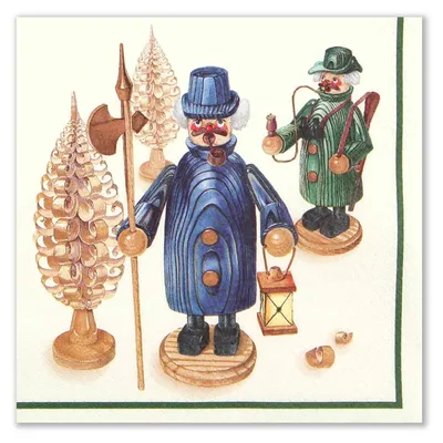 Auf der Serviette sind zwei traditionelle Räuchermännchen in blauen und grünen Gewändern mit Pfeifen und Laternen abgebildet umgeben von dekorativen Tannenbäumen und kleinen Holzstücken.