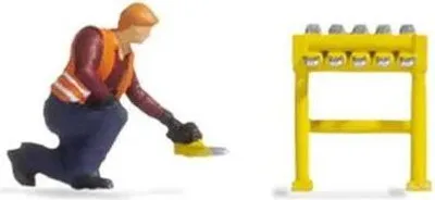 Produktbild von NOCH handkolorierte Tiny-Scenes Gleisarbeit mit kniendem Gleisarbeiter und Absperrung aus Kunststoff für H0 Modellbahn.