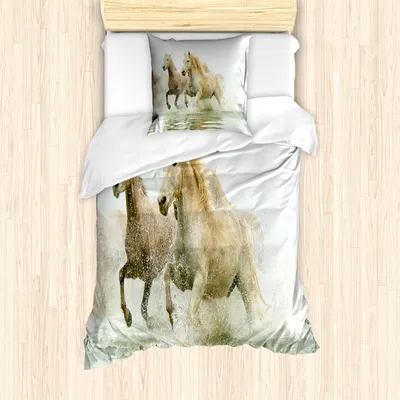 Produktbild von ABAKUHAUS Pferde Mantele, Camargue Pferde in Wasser, Milbensicher Allergiker geeignet mit Kissenbezügen, 135 cm x 200 cm - 80 x 80 cm, weiß Beige
