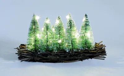 Produktbild von 3.08 Kleiner Deko Wald beleuchtet mit 27 LED - Tannen auf Holz Deko ca. 25x14 cm