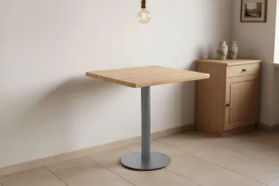 Produktbild von Bistrotisch Joan | 70 x 70 cm eckig | Holz | Farbe: Eiche | Baumkante | silbernes rundes Säulengestell aus Metall | Säulentisch/Esstisch für Küche, Café & Essbereich
