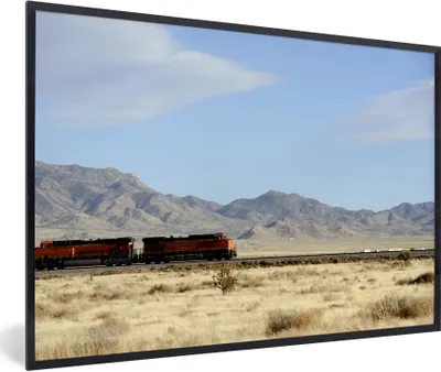 Produktbild von MuchoWow® Gerahmtes Poster Ein roter Zug in der Wüste 90x60 cm - Poster mit Schwarzem Bilderrahmen Wandposter Rahmen Foto Bilder - Fotorahmen - Foto-Plakat