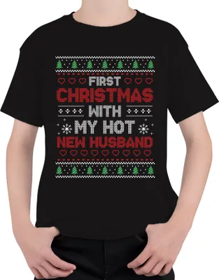 Produktbild von First Christmas with my hot new Husband Ehepaar - Weihnachten Weihnachtsgeschenk Christmas Uni Kinder T-Shirt, Schwarz, 116