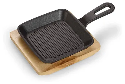 Zdjęcie produktu dla Żeliwna patelnia do serwowania marki Echtwerk, kwadratowa forma do zapiekanek z deseczką do serwowania, z wypalonymi paskami imitującymi grill, już wypalona, nadaje się do piekarników, piekarników z funkcją grillowania, grillów i płyt indukcyjnych, średnica 11,8 cm