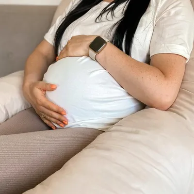 Zdjęcie produktu dla Poduszka ciążowa jasnoszara z gwiazdkami w kształcie litery U