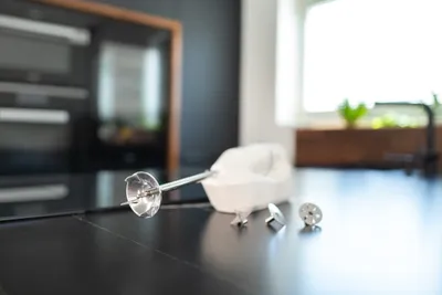 Der kabellose Stabmixer Unold ESGE-Zauberstab® PRO Weiß 95300 mit drei Klingenaufsätzen steht auf ei