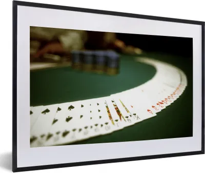 Produktbild von MuchoWow® Gerahmtes Poster Spielkartenstapel auf dem Tisch 60x40 cm - Poster mit Schwarzem Bilderrahmen Wandposter Rahmen Foto Bilder - Schlafzimmer - Plakat in Rahmen - Drucken