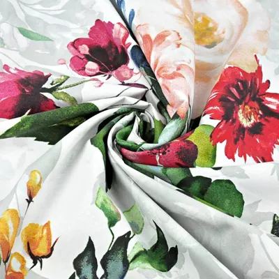 Produktbild von Baumwolle 100% große Blumen marineblau, rot und ecru auf weißem Hintergrund