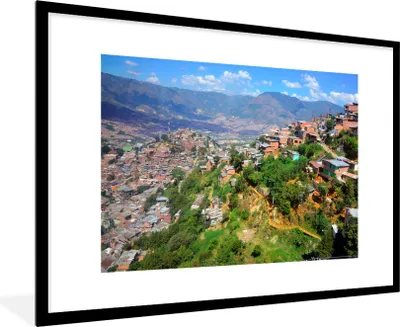 Produktbild von MuchoWow® Gerahmtes Poster Bergige Landschaft von Medellín in Kolumbien 90x60 cm - Poster mit Schwarzem Bilderrahmen Wandposter Rahmen Foto Bilder - Wanddekoration - Fotos